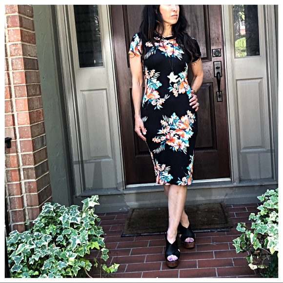 ✨LAST ONE ✨Black Floral midi dress - Picture 5 of 8